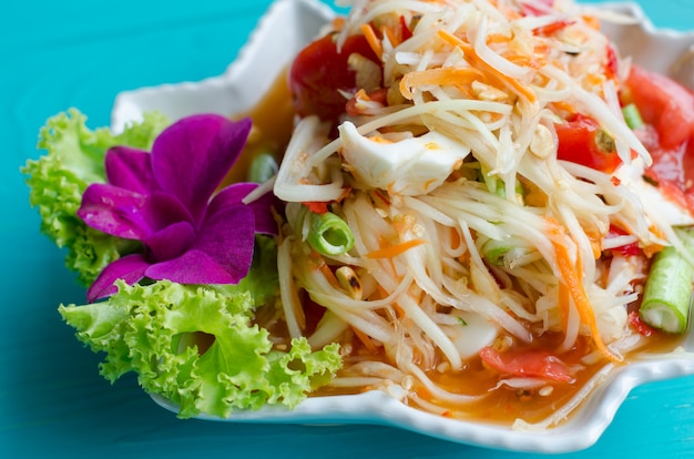 Salada de papaia estilo tailandês com ovos salgados