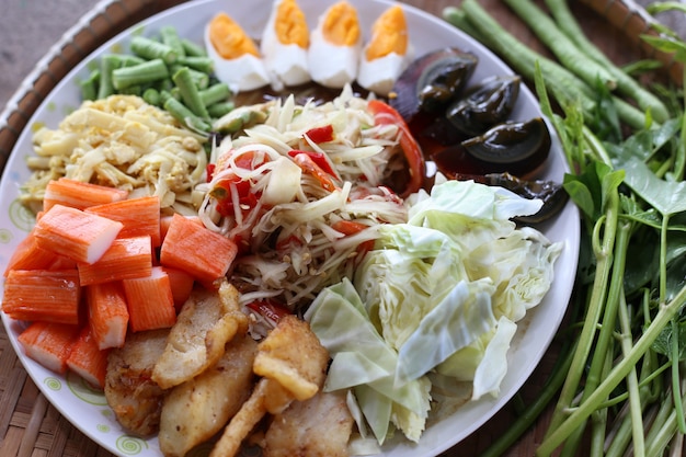 Salada de papaia na bandeja, comida tailandesa