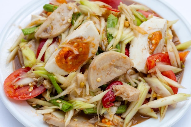 Salada de papaia picante com ovo salgado e salsicha de porco vietnamita