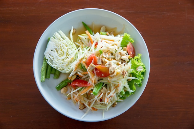 Salada de papaia, vista superior em foco seletivo