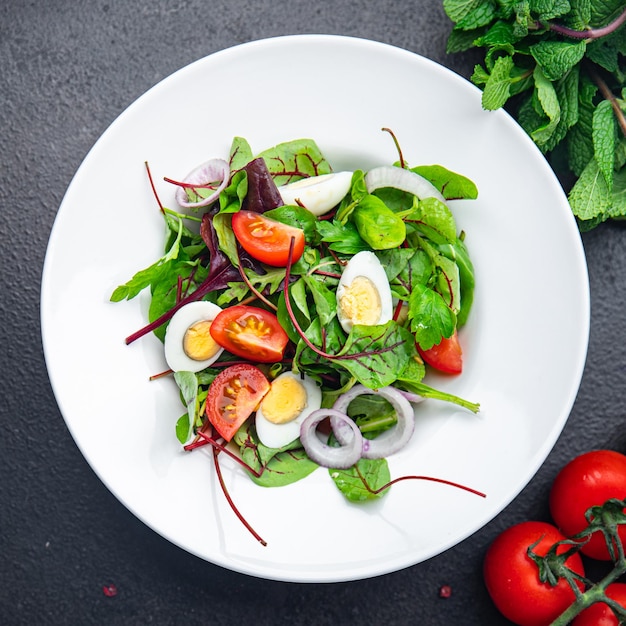 Salada de páscoa ovo de codorna lanche de férias tomate mistura de alface deixa refeição saudável comida na mesa