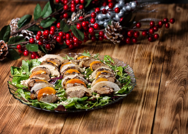 Salada de pato com pêra em mesa de madeira, temperada com pinhão