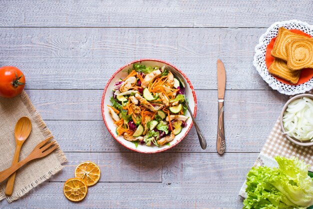 Salada de peito de frango com abobrinha e tomate cereja