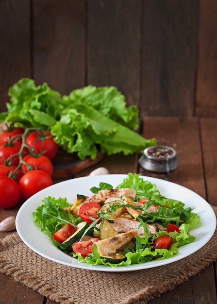 Salada de peito de frango com abobrinha e tomate cereja