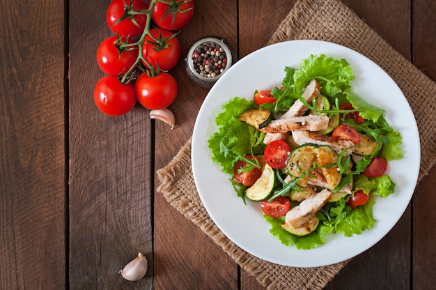 Salada de peito de frango com abobrinha e tomate cereja