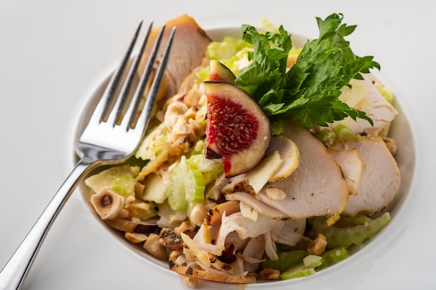 Salada de peito de frango grelhado com figos, maçã verde, aipo, nozes e parmesão.