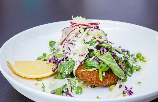 Salada de peito de frango