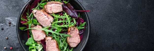 Salada de peito de pato com folhas verdes de alface