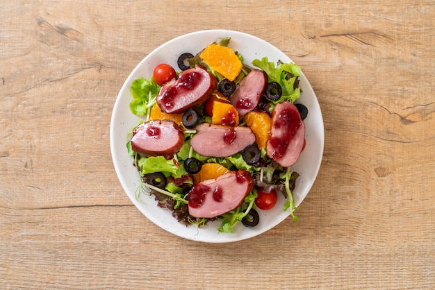 Salada de peito de pato grelhado