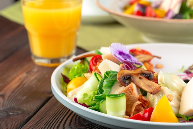 Salada de peito e cogumelos chisken com legumes