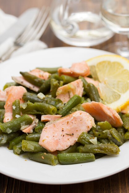 Salada de peixe com feijão verde e cogumelos