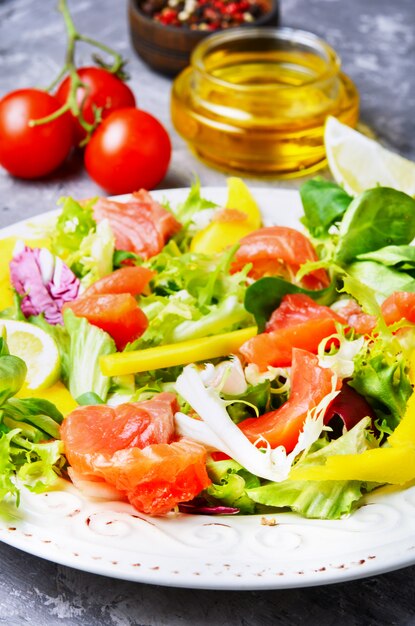 Salada de peixe com salmão e legumes