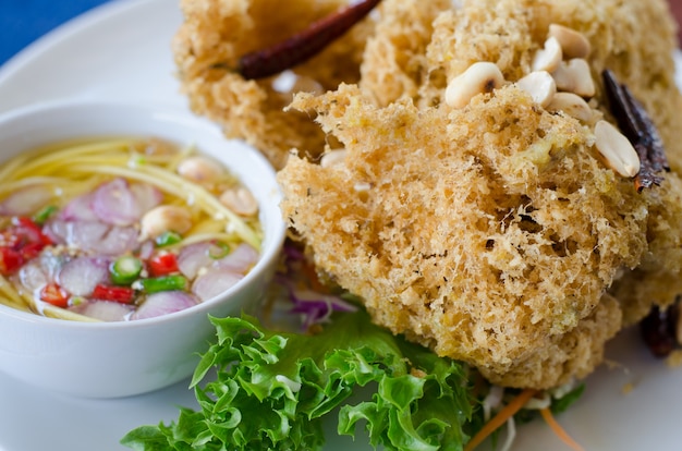 Salada de peixe-gato crocante com molho picante, comida tailandesa