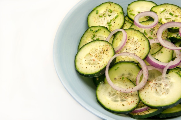 Foto salada de pepino com cebola roxa e pimenta moída.