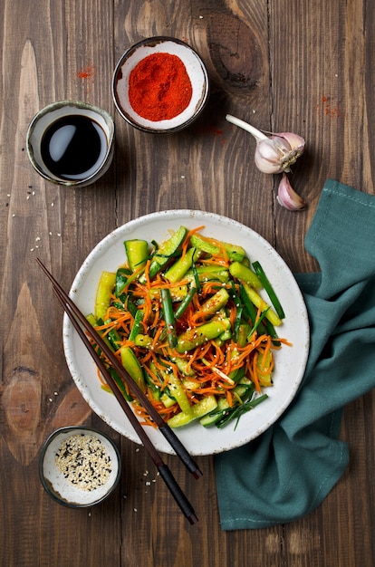 Salada de pepino com cenoura e sementes de gergelim