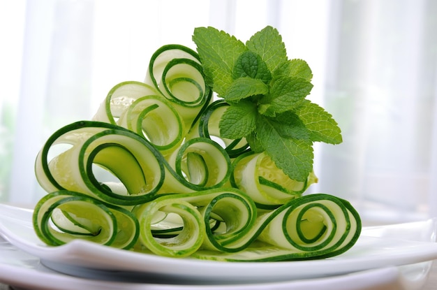 Salada de pepino de fita com hortelã