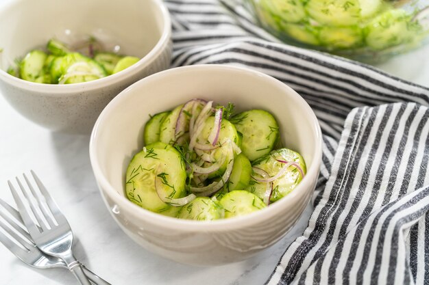 Salada de pepino de verão em pequenas tigelas de cerâmica.