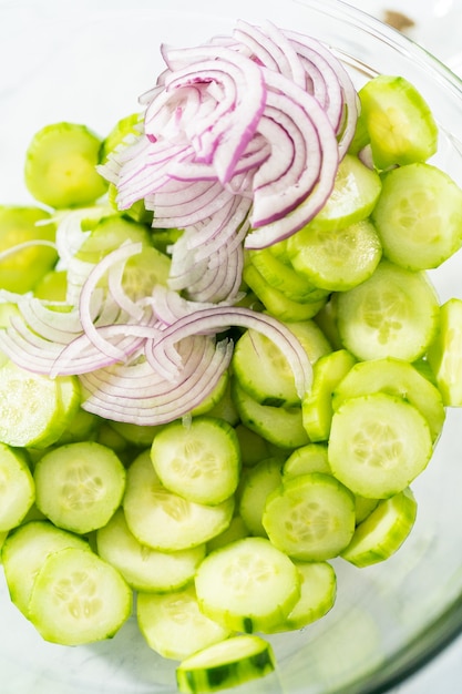 Salada de pepino de verão em uma tigela grande de vidro.