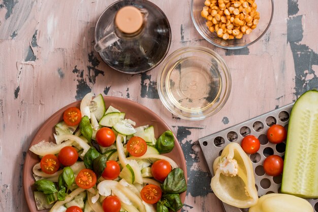 Salada de pepino e tomate (o nome indiano é Ketchumbar)