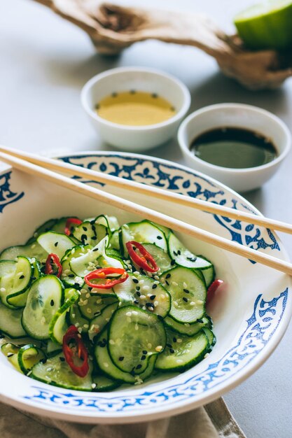 Salada de pepino tailandesa com gergelim e pimentão