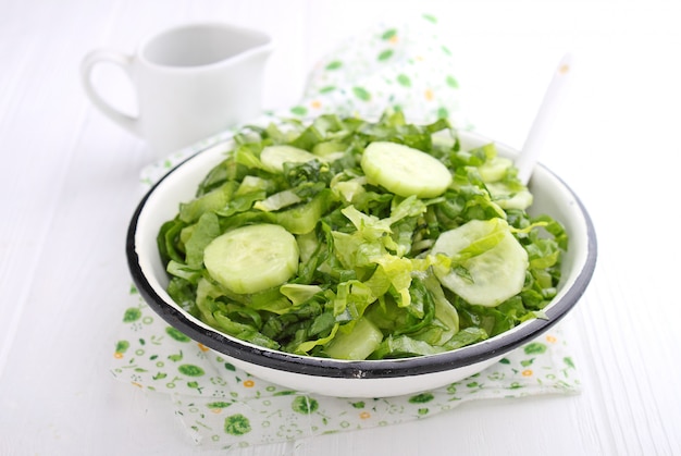 Salada de pepinos e verdes