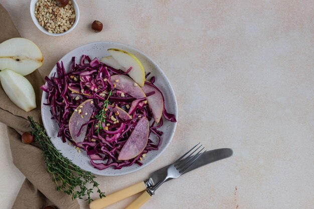 Salada de pera de couve roxa e avelã com molho de limão e azeite