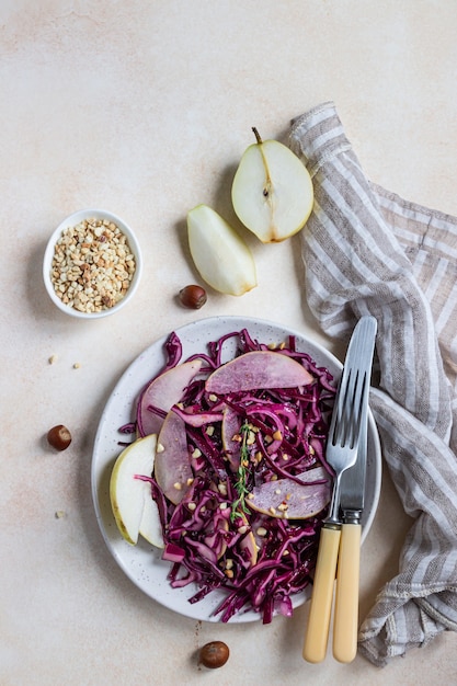 Salada de pera de couve roxa e avelã com molho de limão e azeite