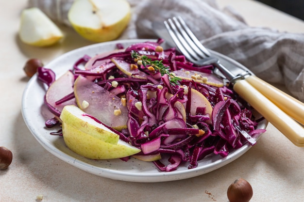 Salada de pera de couve roxa e avelã com molho de limão e azeite