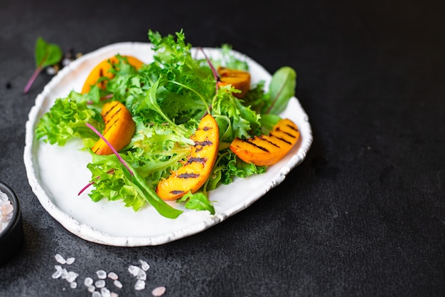 salada de pêssego grelhado