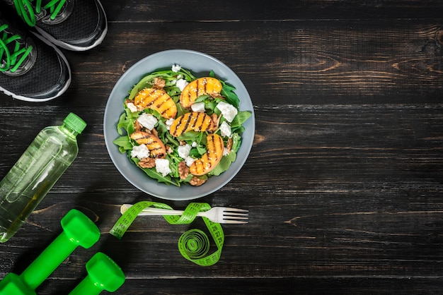 Foto salada de pêssegos grelhados, ricota e rúcula. comida saudável