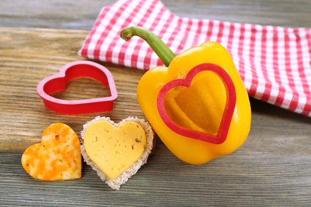 Salada de pimenta com corte em forma de coração e queijo na mesa close-up