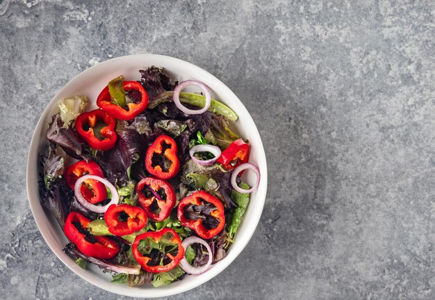 Salada de pimenta vibrante com folhas verdes frescas