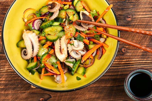 Salada de polvo com pepino comida coreana