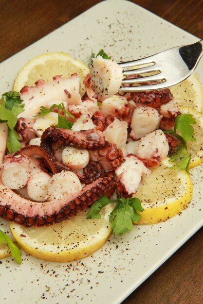 salada de polvo com rodelas de limão