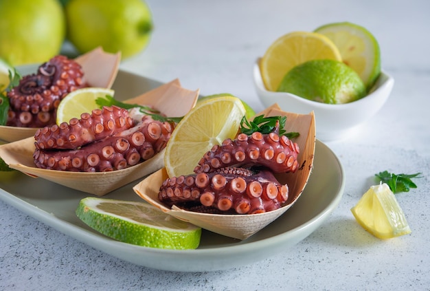 Foto salada de polvo cozido com limão