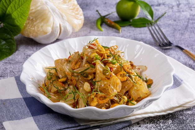 Salada de pomelo tailandesa fresca na mesa