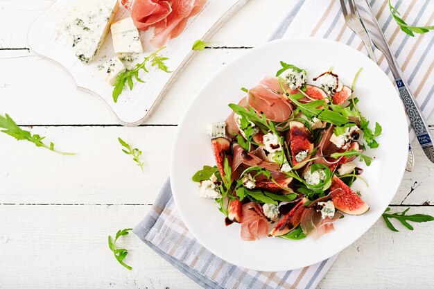 Salada de presunto di Parma com figos e queijo azul.