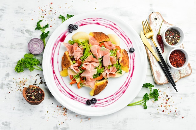 Salada de presunto queijo brie e legumes em um prato branco Vista superior Estilo rústico