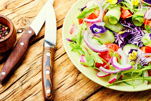 Salada de primavera apetitosa.