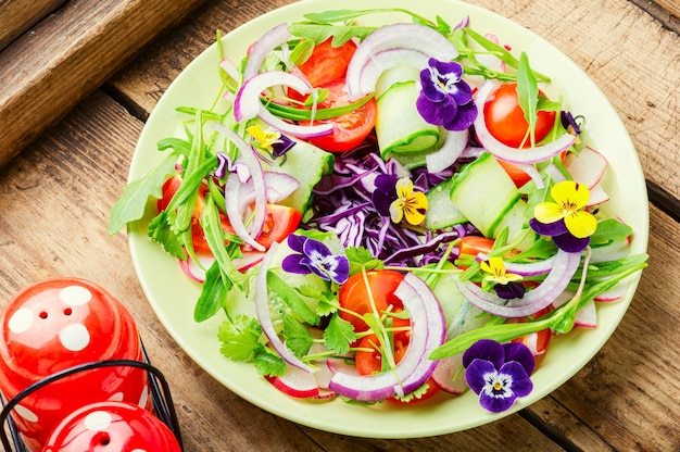 Salada de primavera apetitosa.