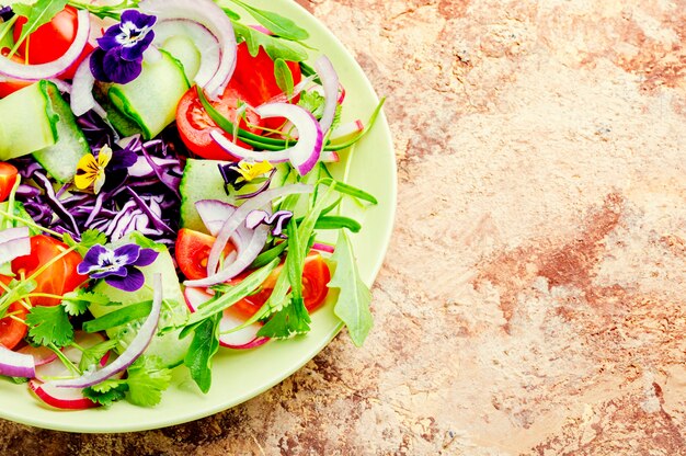 Salada de primavera apetitosa.