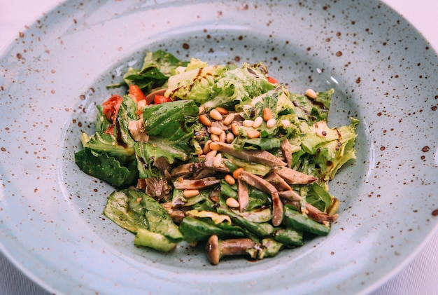 Salada de primavera vegetariana com cogumelos verdes