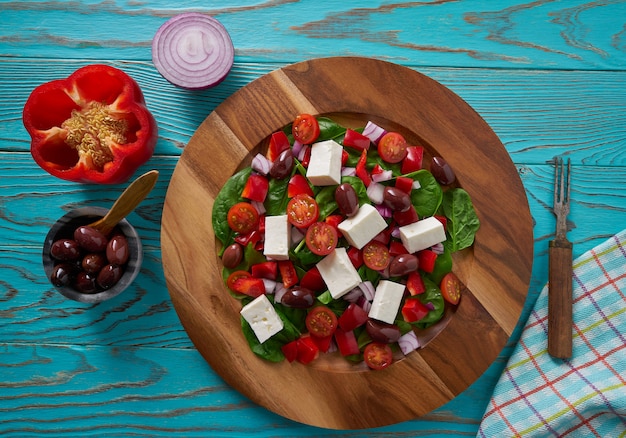 Salada de queijo com tomate espinafre e azeitonas