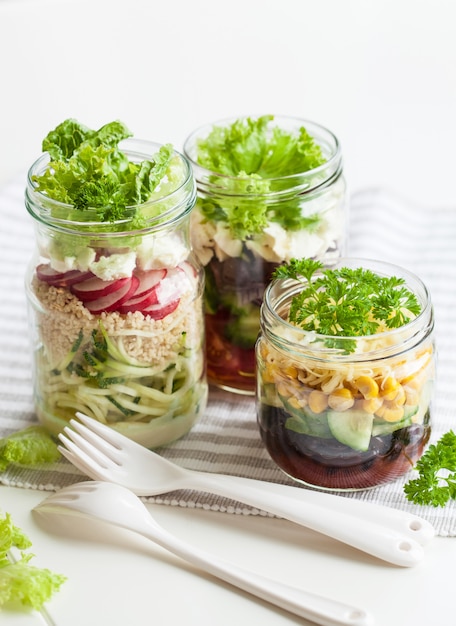 Salada de queijo vegetal saudável em frascos de pedreiro