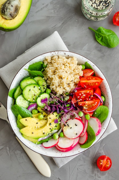 Foto salada de quinoa com legumes frescos