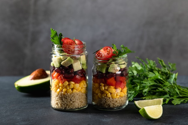 salada de quinoa em uma jarra em um fundo escuro