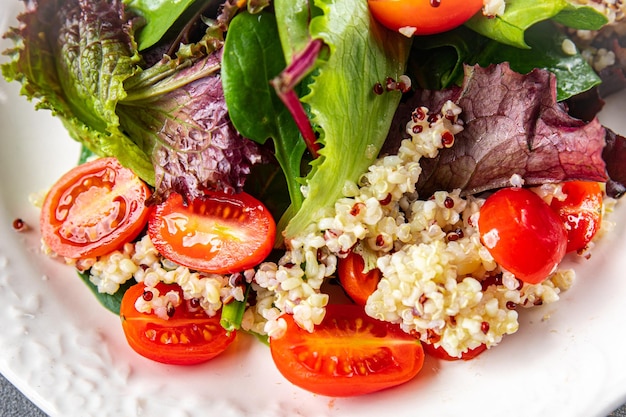 salada de quinoa tomate alface verde mistura refeição saudável comida lanche na mesa cópia espaço comida