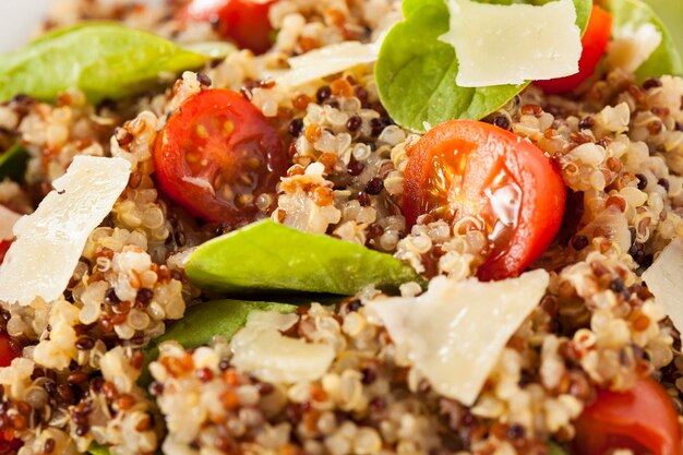 Salada de quinoa vegetariana saudável com tomates e espinafre