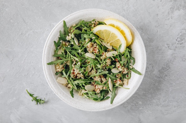 Salada de quinoa verde com rúcula e amêndoas almoço vegetariano