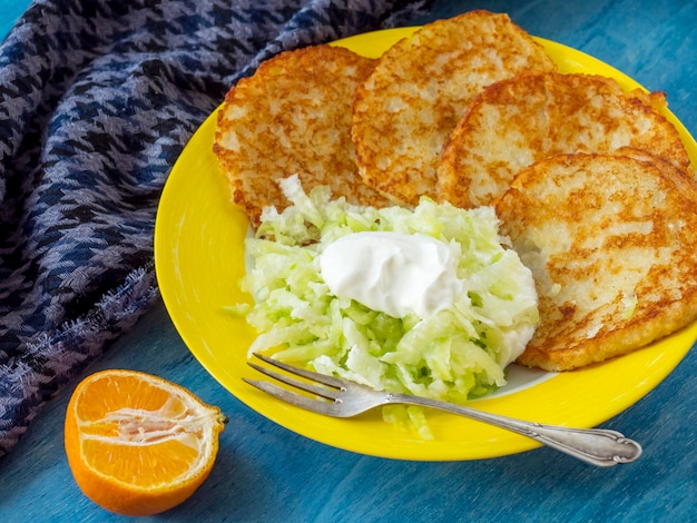 Foto salada de rabanete verde e panquecas de batata